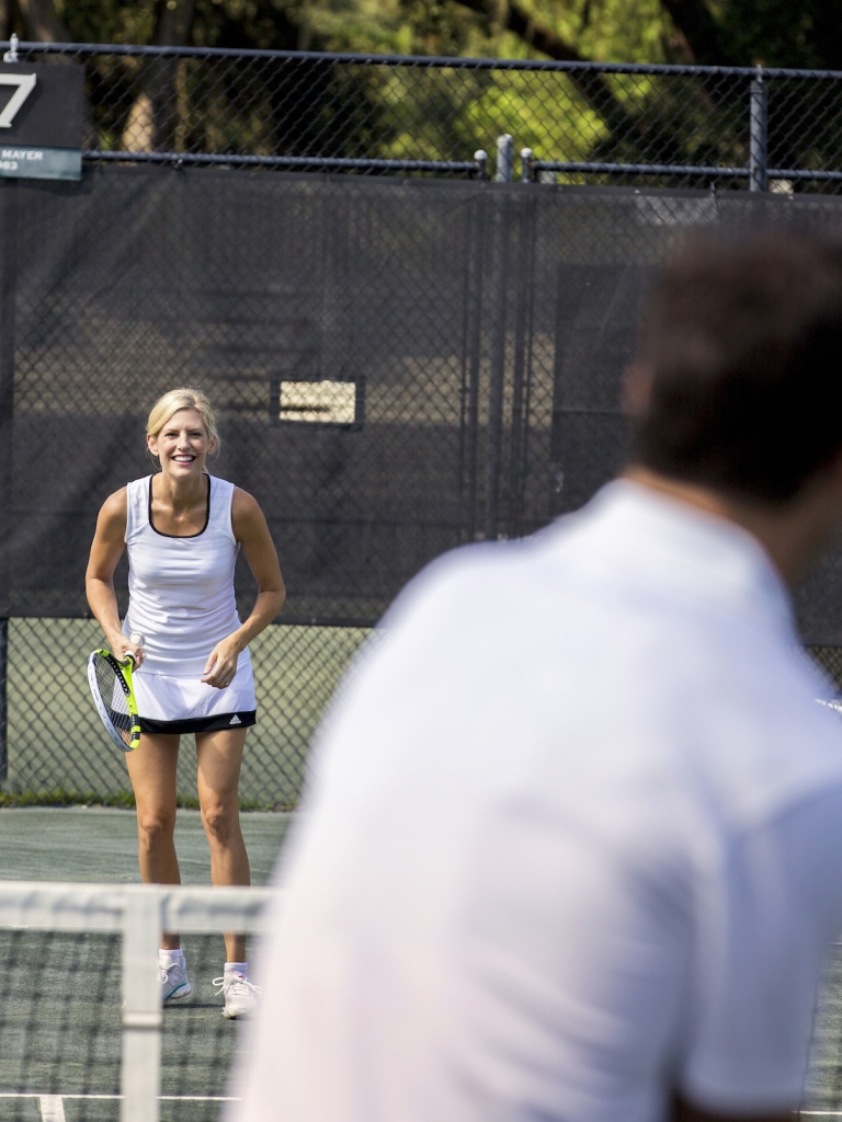 Man and women playing tennis 